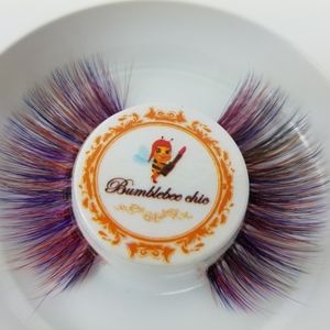 - 1 pair of purple blue false eyelashes